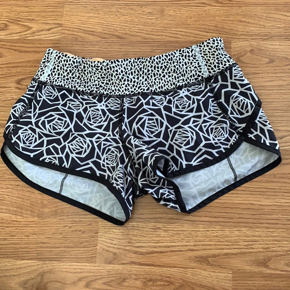 Lululemon Abstract Black and White Shorts -Size2